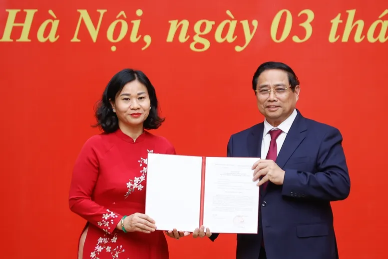 Thủ tướng trao quyết định chỉ định Phó Bí thư Đảng ủy Chính phủ và bổ nhiệm lãnh đạo 4 bộ, cơ quan ngang Bộ - Ảnh 1.