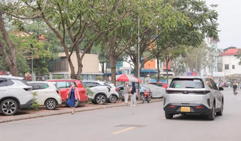 T&aacute;i diễn chiếm dụng l&ograve;ng đường, vỉa h&egrave; l&agrave;m b&atilde;i đỗ xe ở H&agrave; Nội - Ảnh 2.