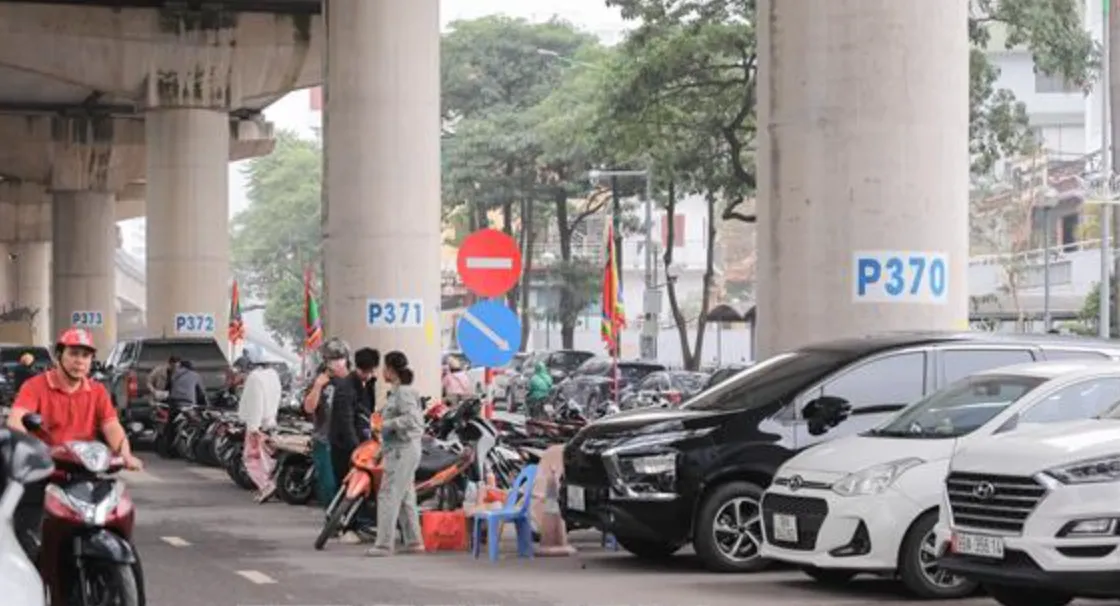 T&aacute;i diễn chiếm dụng l&ograve;ng đường, vỉa h&egrave; l&agrave;m b&atilde;i đỗ xe ở H&agrave; Nội - Ảnh 1.