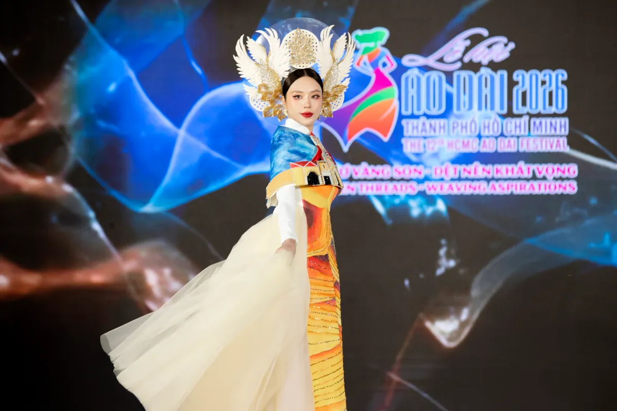 Lễ hội áo dài TP HCM 2026: Hoa hậu Tô Diệp Hà khoác lên mình cả chợ Bến Thành trong buổi công bố- Ảnh 1. Lễ hội áo dài TP HCM 2026: Hoa hậu Tô Diệp Hà khoác lên mình cả chợ Bến Thành trong buổi công bố- Ảnh 1.