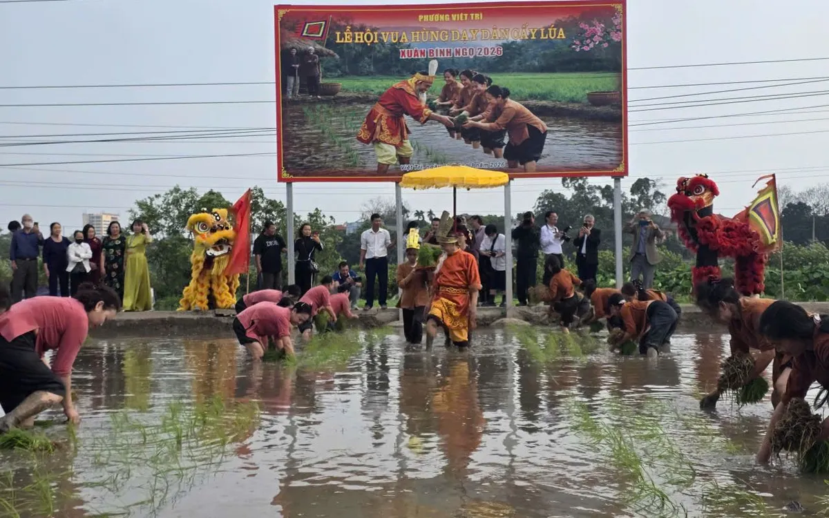 Tái hiện hình ảnh Vua Hùng dạy dân cấy lúa.