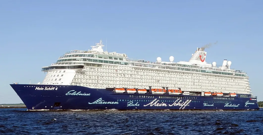 Biến động Vịnh Ba Tư: H&agrave;ng ngh&igrave;n du kh&aacute;ch kẹt giữa v&ograve;ng v&acirc;y xung đột - Ảnh 1.