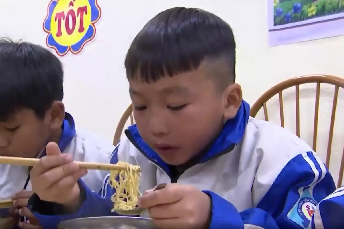 Ấm &aacute;p chương tr&igrave;nh &ldquo;Bữa s&aacute;ng c&ugrave;ng em&rdquo; tại x&atilde; bi&ecirc;n giới Phi&ecirc;ng Kho&agrave;i - Ảnh 2.