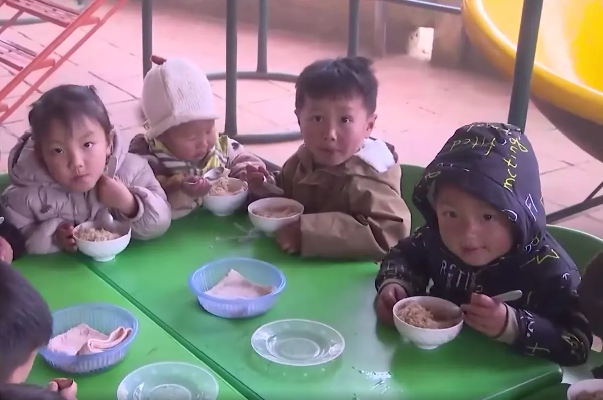 Ấm &aacute;p chương tr&igrave;nh &ldquo;Bữa s&aacute;ng c&ugrave;ng em&rdquo; tại x&atilde; bi&ecirc;n giới Phi&ecirc;ng Kho&agrave;i - Ảnh 3.