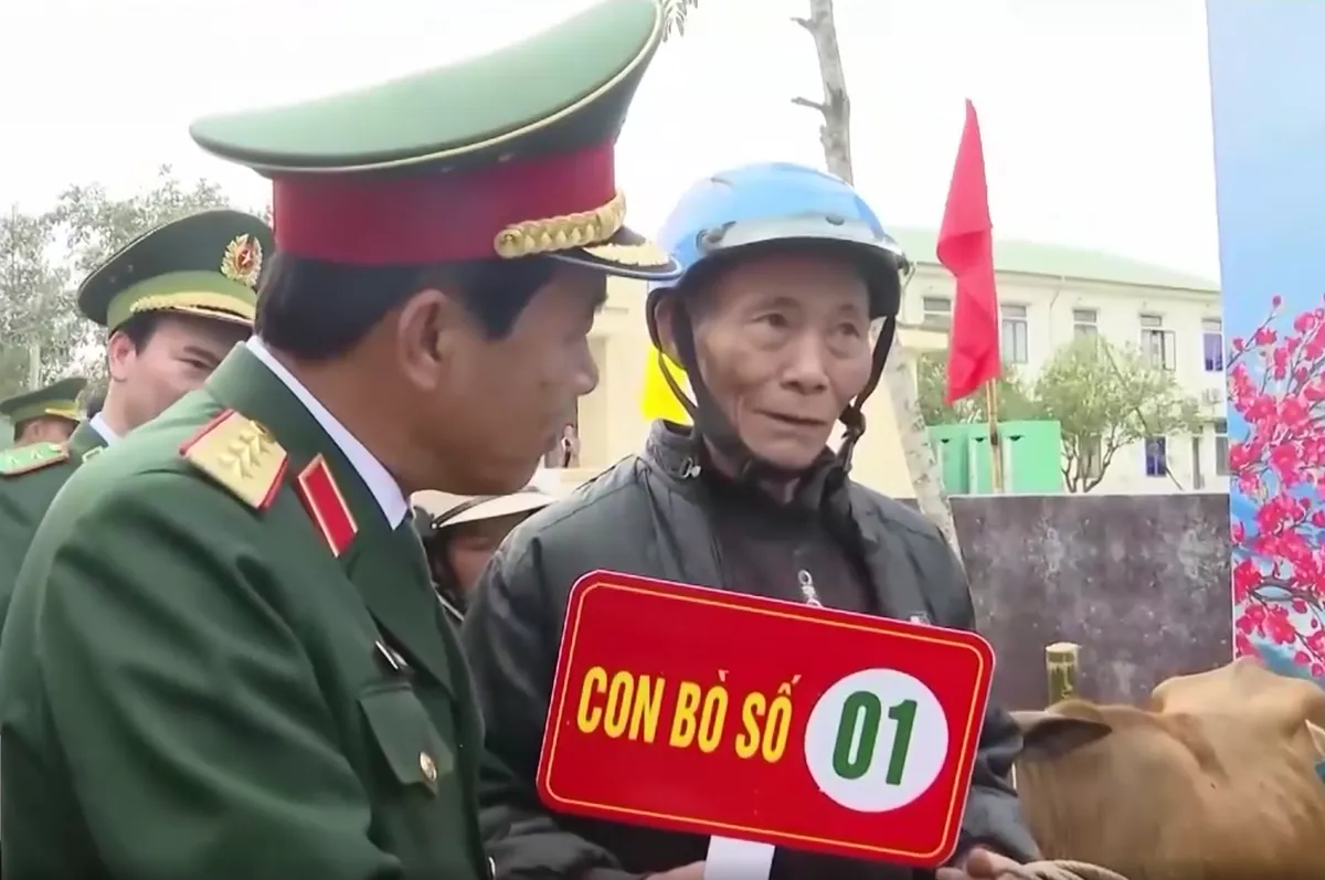 Đồng h&agrave;nh c&ugrave;ng người d&acirc;n nơi bi&ecirc;n giới, x&acirc;y thế trận l&ograve;ng d&acirc;n vững chắc - Ảnh 1.