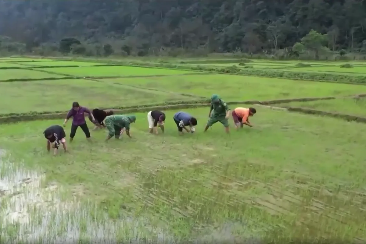 Đồng h&agrave;nh c&ugrave;ng người d&acirc;n nơi bi&ecirc;n giới, x&acirc;y thế trận l&ograve;ng d&acirc;n vững chắc - Ảnh 4.
