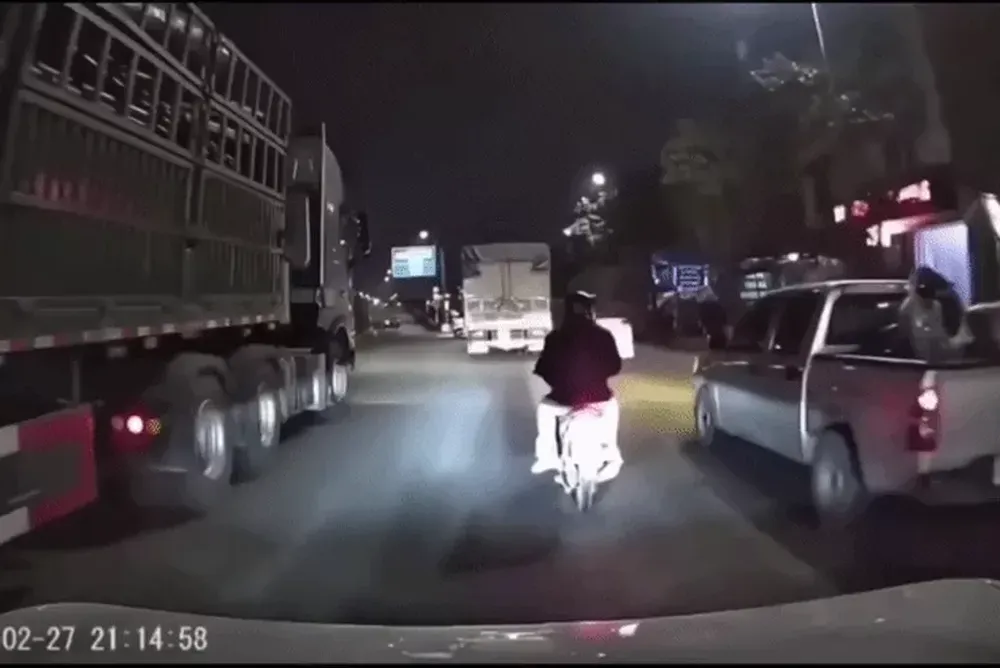 Công an làm việc với tài xế bán tải vụ chèn ép khiến 3 người đi xe máy ngã xuống đường- Ảnh 1. Công an làm việc với tài xế bán tải vụ chèn ép khiến 3 người đi xe máy ngã xuống đường- Ảnh 1.