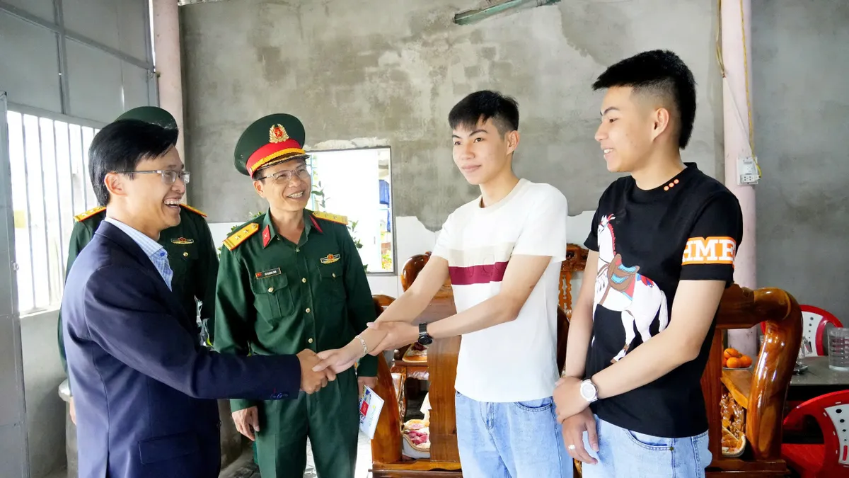 Quảng Ng&atilde;i: Nhiều cặp anh em song sinh t&igrave;nh nguyện nhập ngũ  - Ảnh 1.