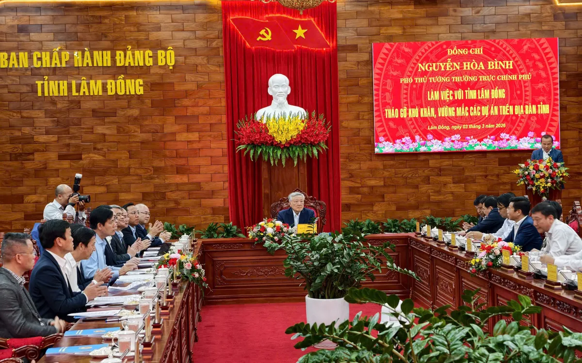 Phó Thủ tướng Thường trực Chính phủ Nguyễn Hòa Bình cùng đoàn công tác Trung ương tại buổi làm việc với UBND tỉnh Lâm Đồng.