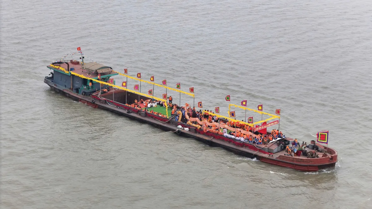 Bảo đảm an toàn cho hơn 1500 người tham gia lễ hội rước Thánh qua sông Hồng - Ảnh 4.