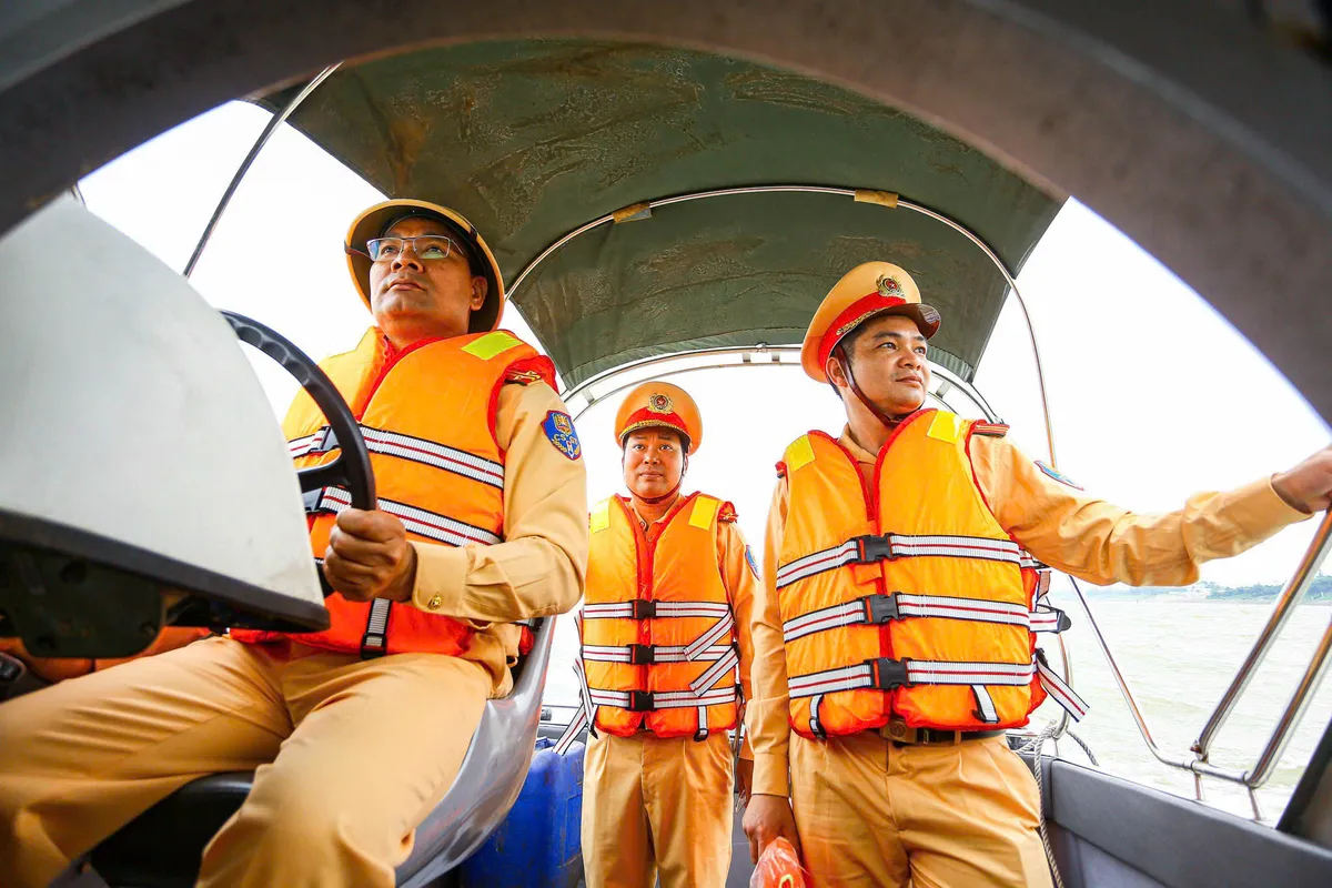 Bảo đảm an toàn cho hơn 1500 người tham gia lễ hội rước Thánh qua sông Hồng - Ảnh 3.