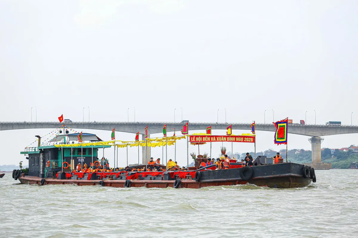 Bảo đảm an toàn cho hơn 1500 người tham gia lễ hội rước Thánh qua sông Hồng - Ảnh 2.