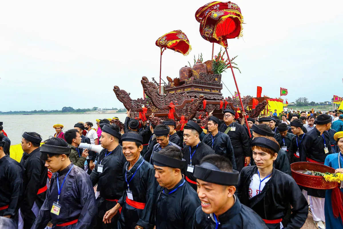 Bảo đảm an toàn cho hơn 1500 người tham gia lễ hội rước Thánh qua sông Hồng - Ảnh 1.