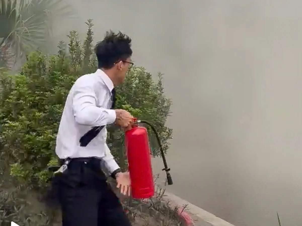 H&agrave; Nội: CSGT c&ugrave;ng người d&acirc;n dập lửa cứu xe đầu k&eacute;o đang bốc ch&aacute;y tr&ecirc;n đường - Ảnh 2.