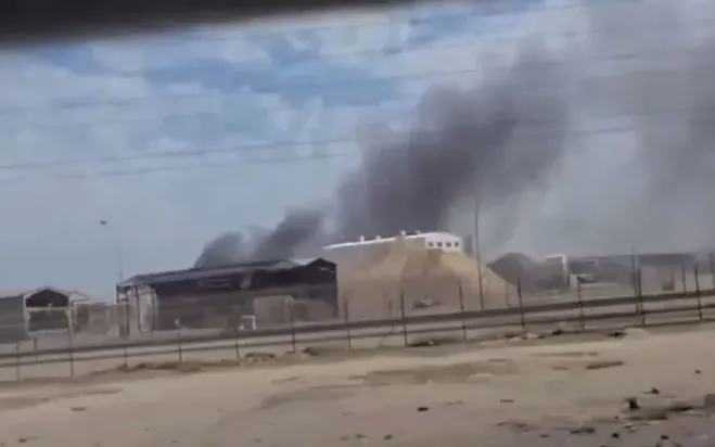 Khói bốc lên từ một cơ sở của Mỹ tại cảng Shuaiba hôm 1/3 (Ảnh: Social Media)