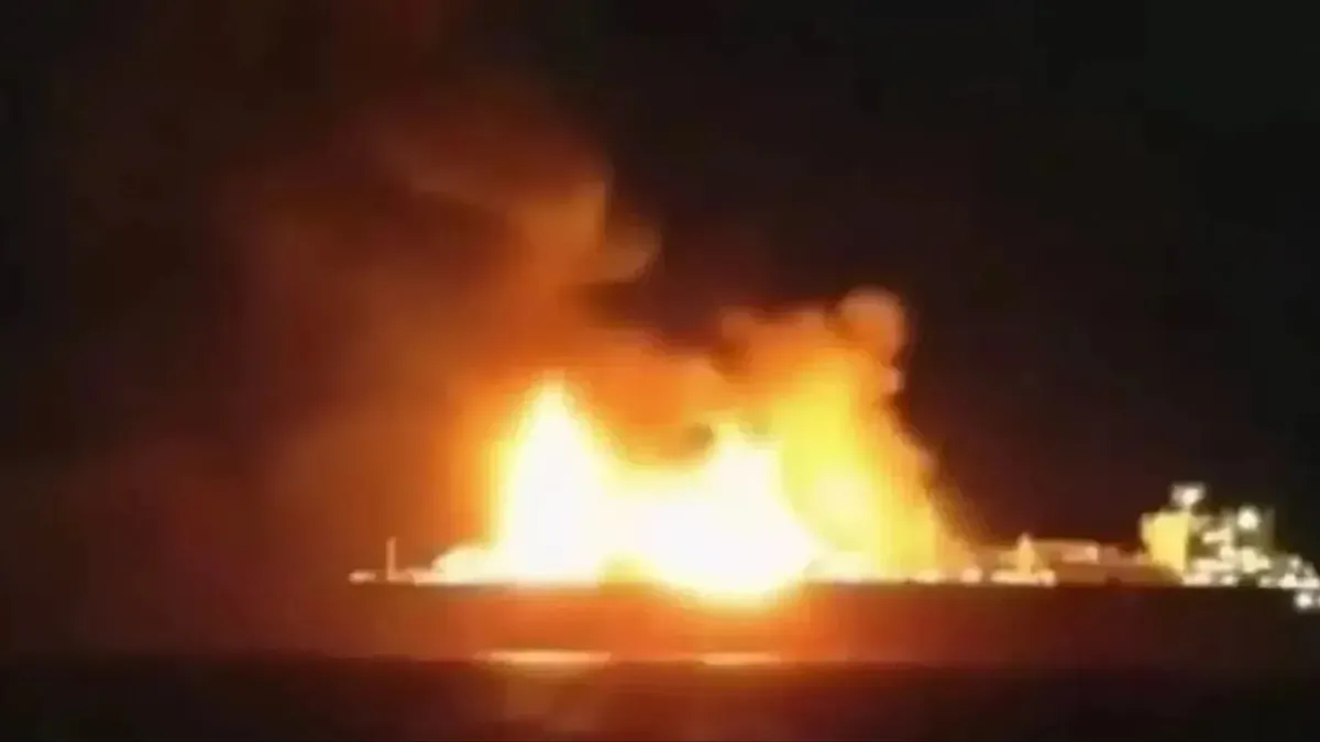 T&agrave;u chở kh&iacute; h&oacute;a lỏng treo cờ Nga bốc ch&aacute;y ng&ugrave;n ngụt tr&ecirc;n biển Địa Trung Hải - Ảnh 1.