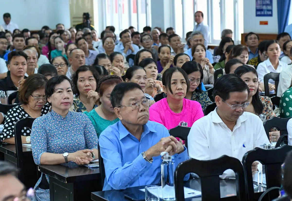 Chủ tịch Quốc hội dự Hội nghị tiếp x&uacute;c cử tri tại x&atilde; Đ&ocirc;ng Thạnh, TP H&ocirc;̀ Chí Minh - Ảnh 5.