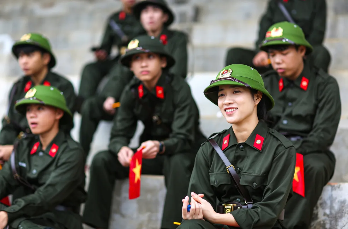 G&aacute;c bục giảng, nữ cử nh&acirc;n người Mường l&ecirc;n đường nhập ngũ C&ocirc;ng an - Ảnh 1.