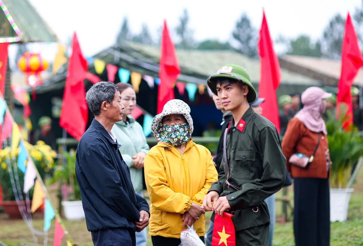 G&aacute;c bục giảng, nữ cử nh&acirc;n người Mường l&ecirc;n đường nhập ngũ C&ocirc;ng an - Ảnh 2.