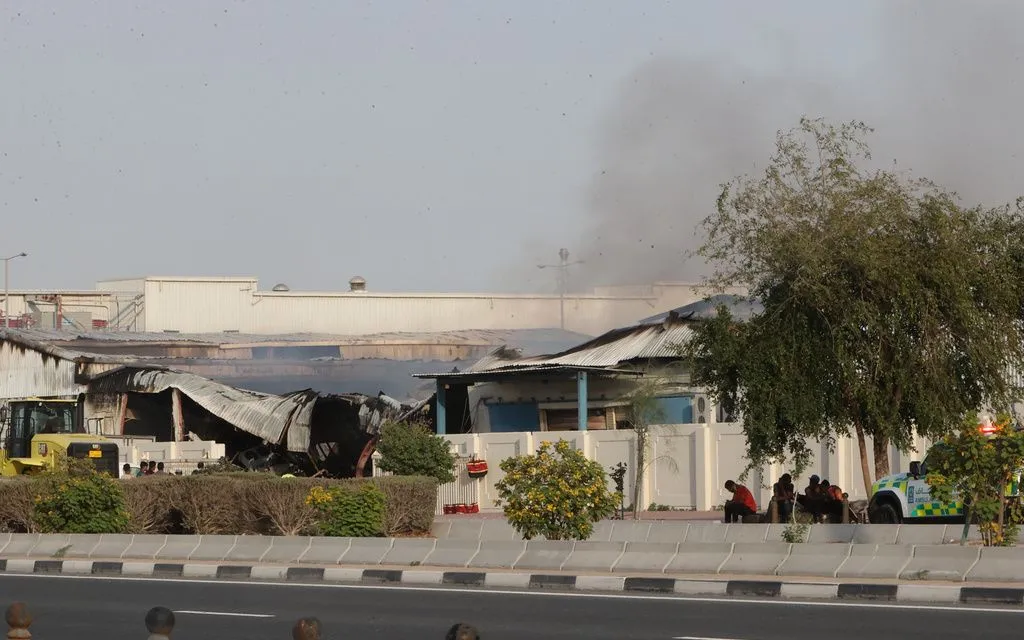 Nhà kho bị hư hại trong khu công nghiệp ở Al Rayyan, Qatar, khói bốc lên sau cuộc tấn công của Iran, ngày 1/3/2026 (Ảnh: AP)