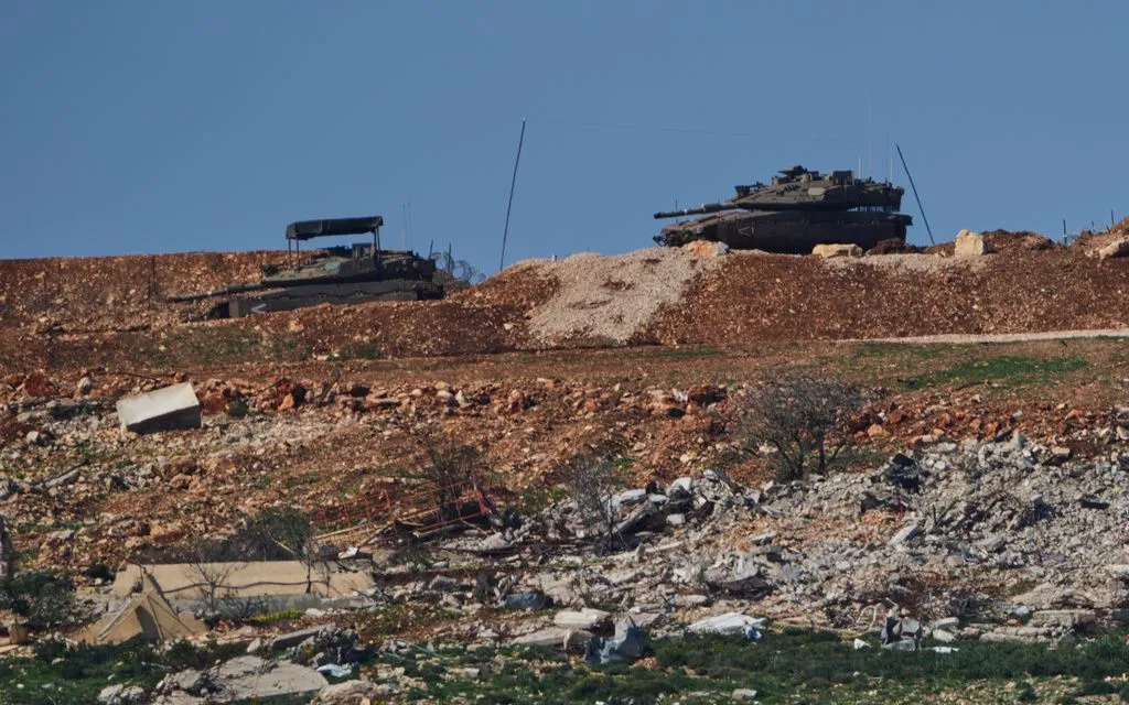 Xe tăng Israel di chuyển gần biên giới Israel - Lebanon, ngày 2/3/2026 (Ảnh: AP)