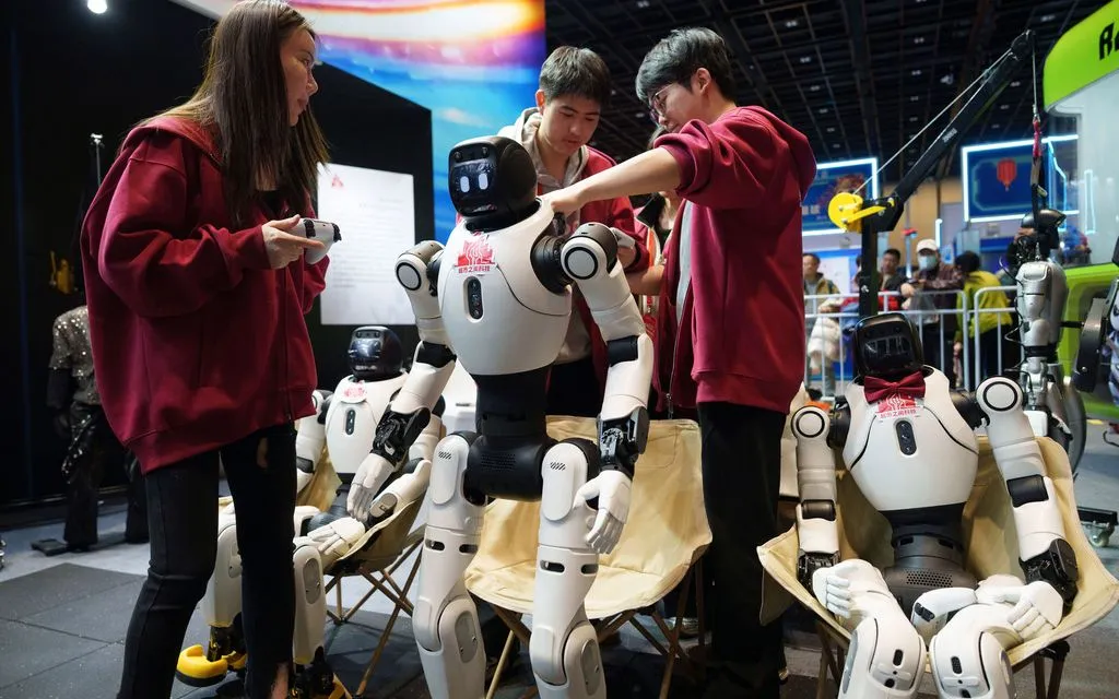 Nhân viên chuẩn bị robot hình người cho một màn trình diễn tại hội chợ thương mại ở Bắc Kinh, Trung Quốc, ngày 18/2/2026. (Ảnh: AP)