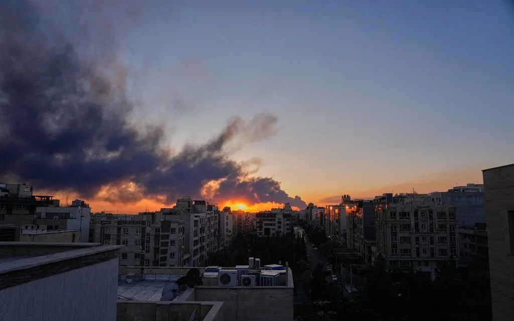 Cột khói bốc lên sau cuộc tấn công quân sự của Mỹ và Israel tại Tehran, Iran, ngày 3/3/2026 (Ảnh: AP)