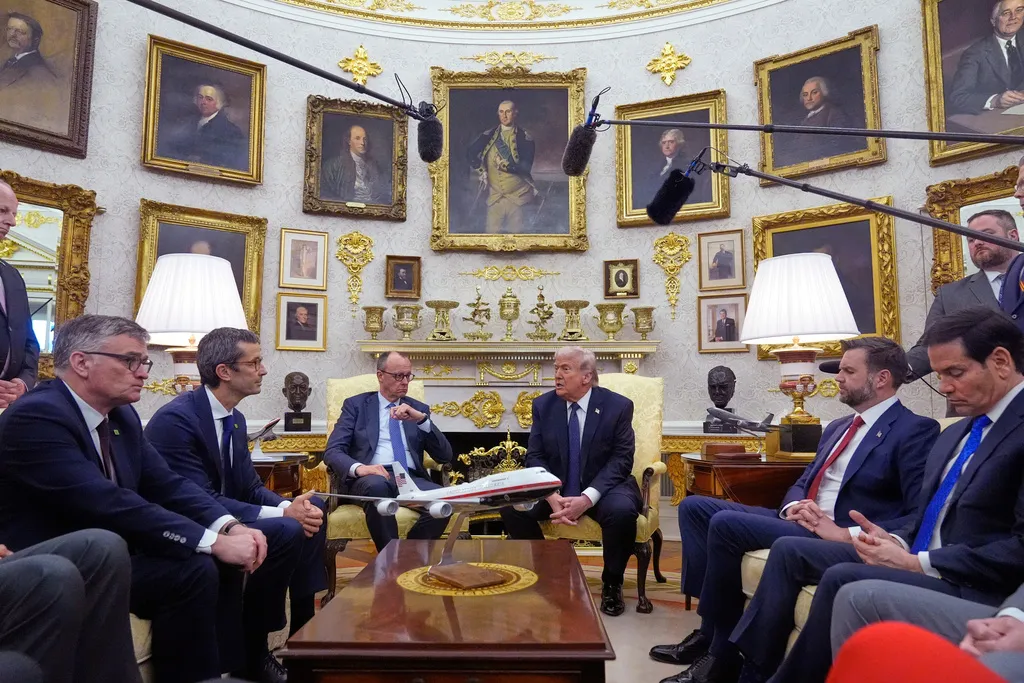 Thủ tướng Merz v&agrave; Tổng thống Trump nỗ lực h&agrave;n gắn rạn nứt quan hệ xuy&ecirc;n Đại T&acirc;y Dương - Ảnh 1.