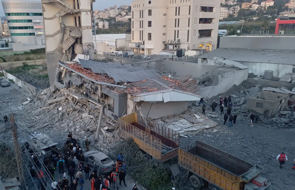 Israel tấn c&ocirc;ng v&agrave;o t&ograve;a nh&agrave; ở Baalbek (Lebanon) khiến nhiều người thiệt mạng - Ảnh 2.