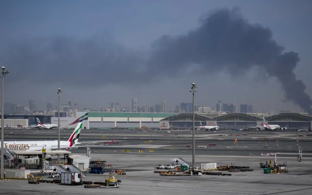 Sân bay Dubai bị trúng không kích của Iran (Ảnh: AP)