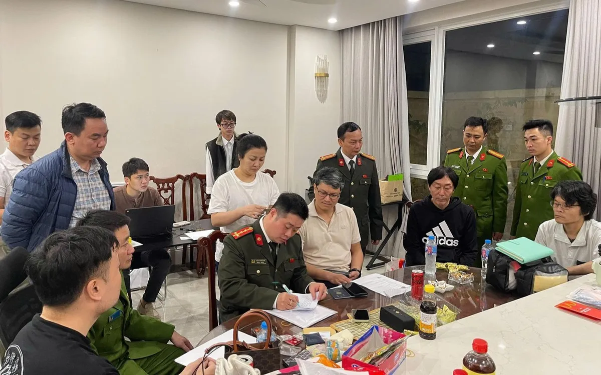 Cảnh sát làm việc với những người liên quan.