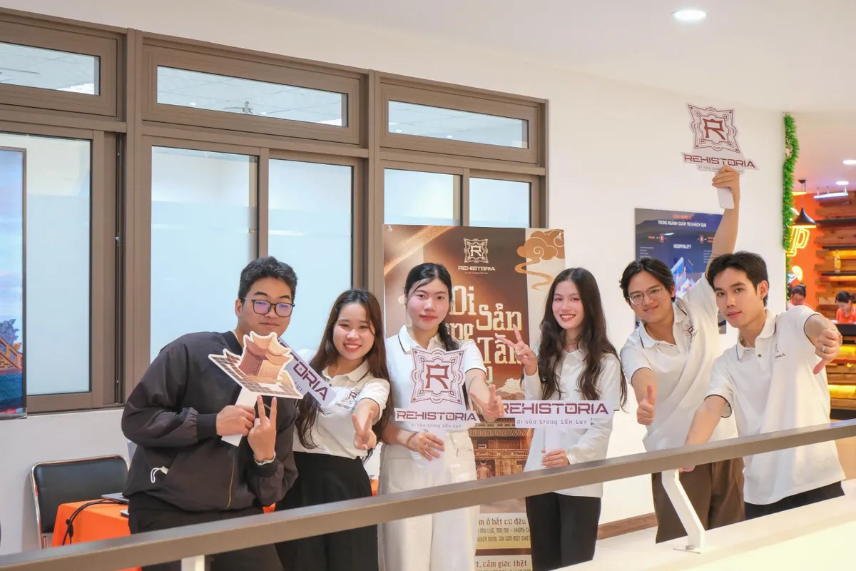 Nh&oacute;m sinh vi&ecirc;n d&ugrave;ng AR l&agrave;m &ldquo;sống lại&rdquo; di sản văn h&oacute;a- Ảnh 1.