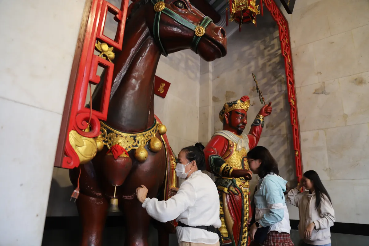 Người dân nườm nượp về Chùa Ông ở Hội An sờ ngựa Xích Thố cầu may dịp Tết Nguyên tiêu- Ảnh 1. Người dân nườm nượp về Chùa Ông ở Hội An sờ ngựa Xích Thố cầu may dịp Tết Nguyên tiêu- Ảnh 1.