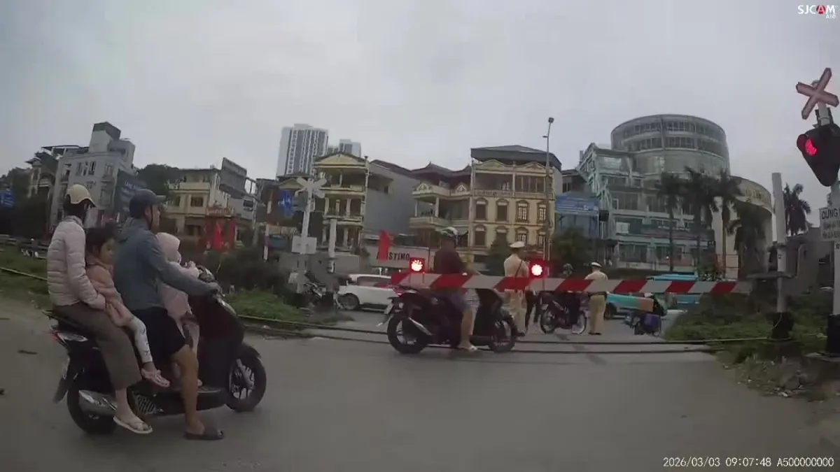 Bất chấp c&ograve;i t&agrave;u v&agrave; r&agrave;o chắn, nhiều xe m&aacute;y liều m&igrave;nh vượt đường sắt ở Ngọc Hồi- Ảnh 1.