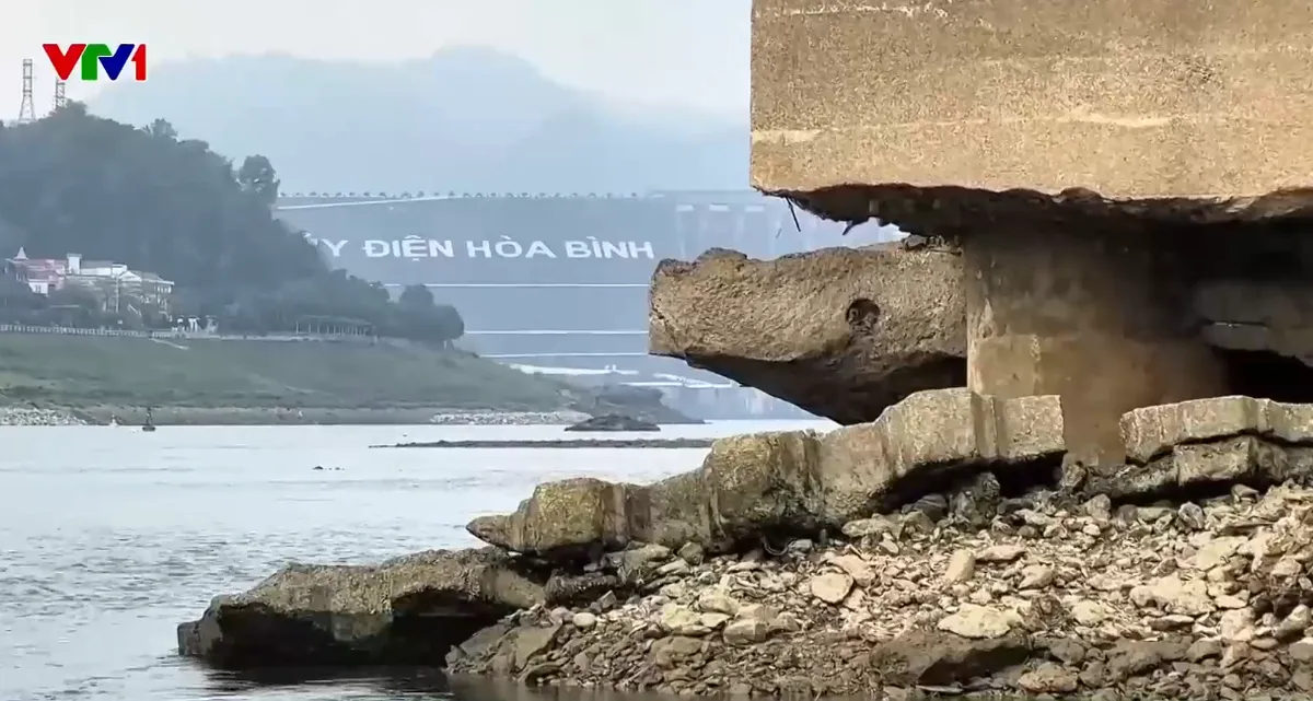 Nước s&ocirc;ng Đ&agrave; xuống thấp lộ cả trụ cầu - Ảnh 1.