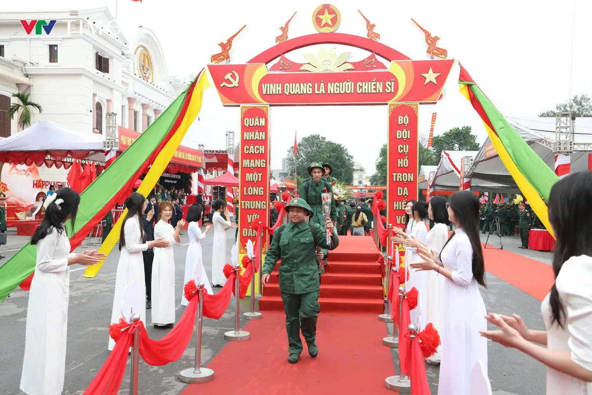 Ninh B&igrave;nh: Tưng bừng Ng&agrave;y hội t&ograve;ng qu&acirc;n, hơn 6.000 thanh ni&ecirc;n n&ocirc; nức l&ecirc;n đường nhập ngũ - Ảnh 6.