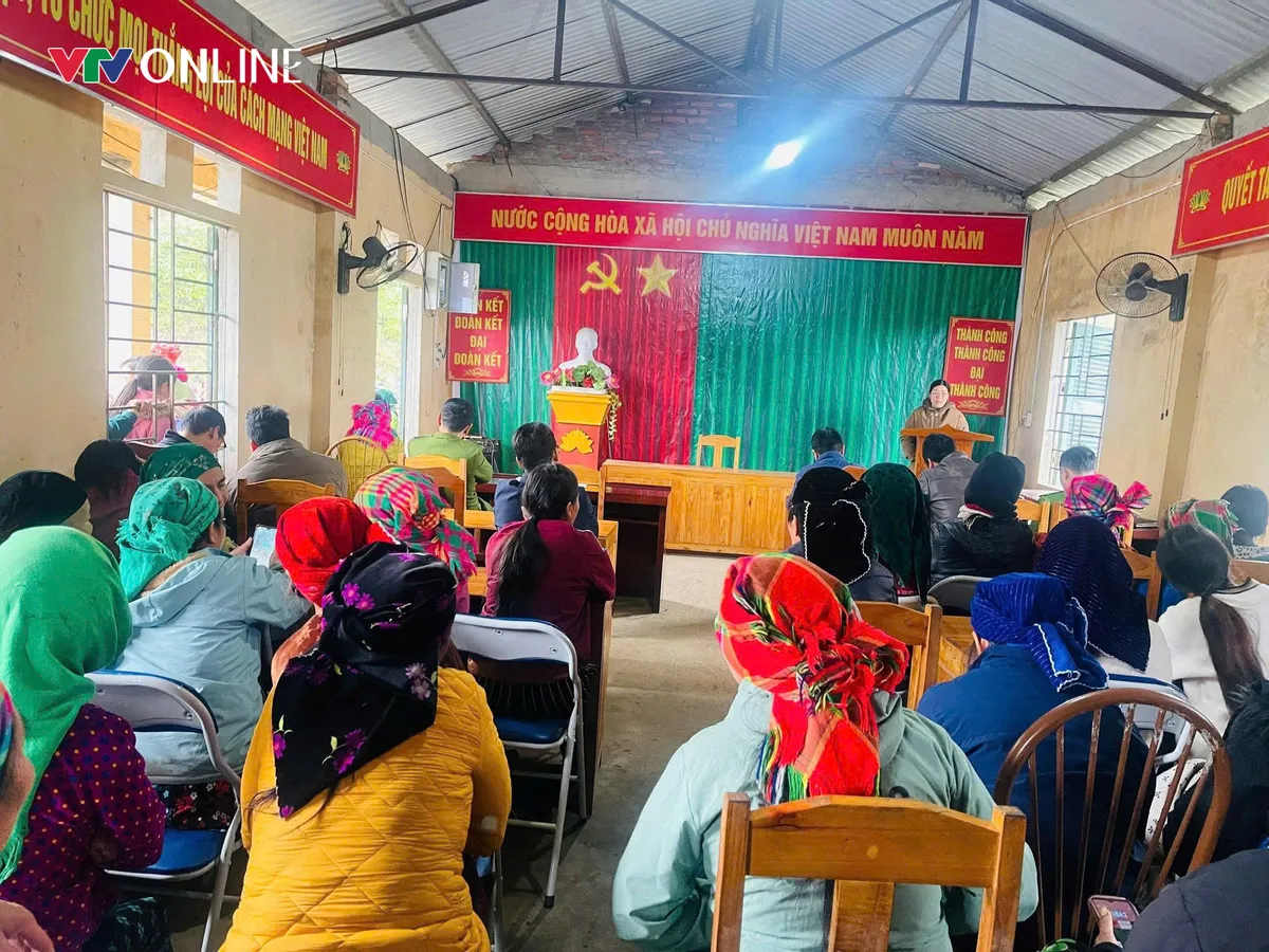 Tuy&ecirc;n truyền bầu cử bằng tiếng d&acirc;n tộc ở Thuận H&ograve;a - Ảnh 1.