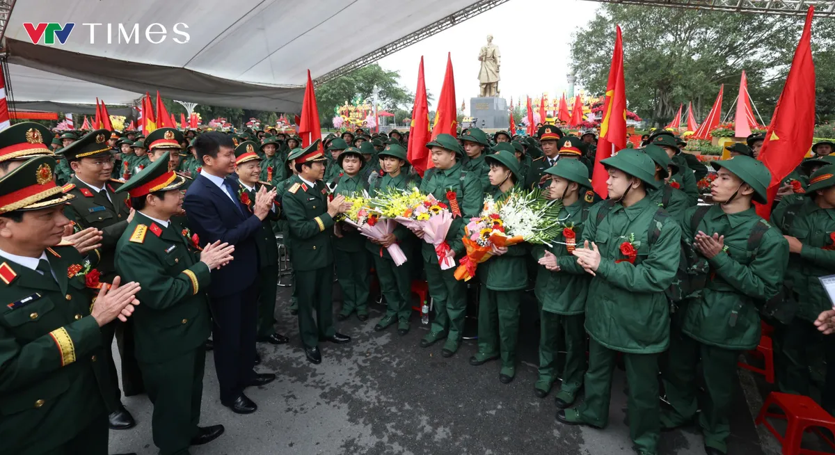 Ninh B&igrave;nh: Tưng bừng Ng&agrave;y hội t&ograve;ng qu&acirc;n, hơn 6.000 thanh ni&ecirc;n n&ocirc; nức l&ecirc;n đường nhập ngũ - Ảnh 5.