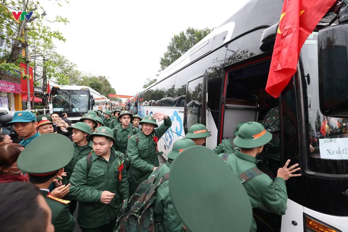 Ninh B&igrave;nh: Tưng bừng Ng&agrave;y hội t&ograve;ng qu&acirc;n, hơn 6.000 thanh ni&ecirc;n n&ocirc; nức l&ecirc;n đường nhập ngũ - Ảnh 8.