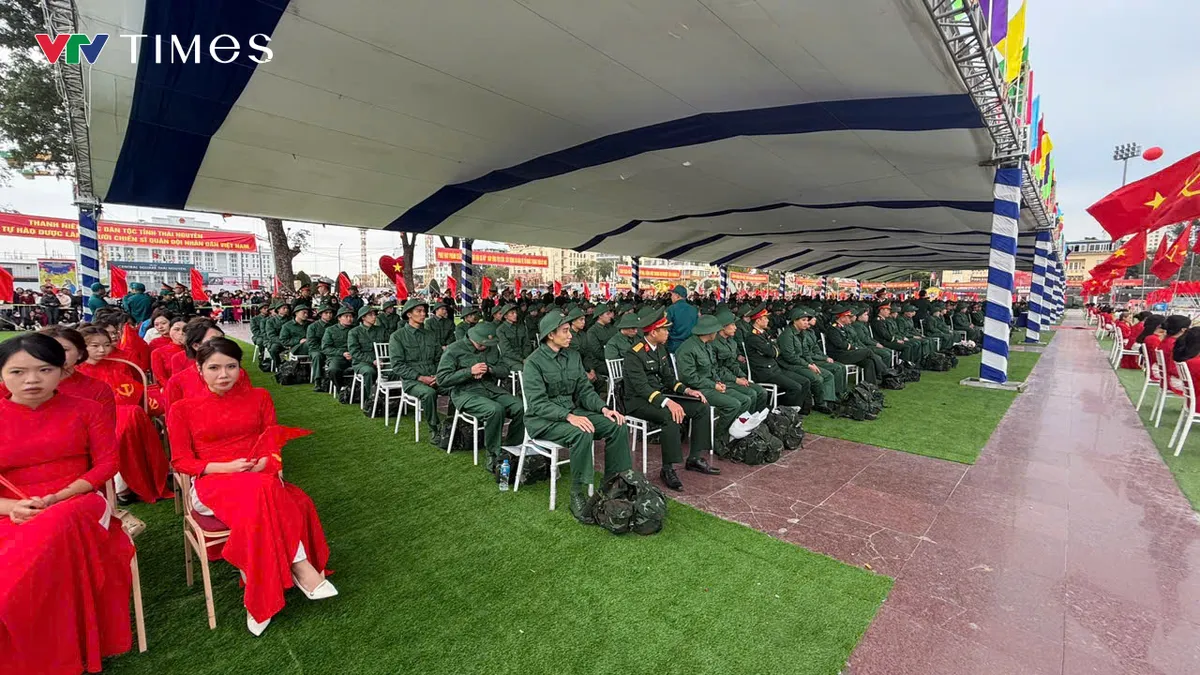Th&aacute;i Nguy&ecirc;n: Tưng bừng ng&agrave;y hội t&ograve;ng qu&acirc;n, hơn 3.200 t&acirc;n binh l&ecirc;n đường nhập ngũ - Ảnh 1.
