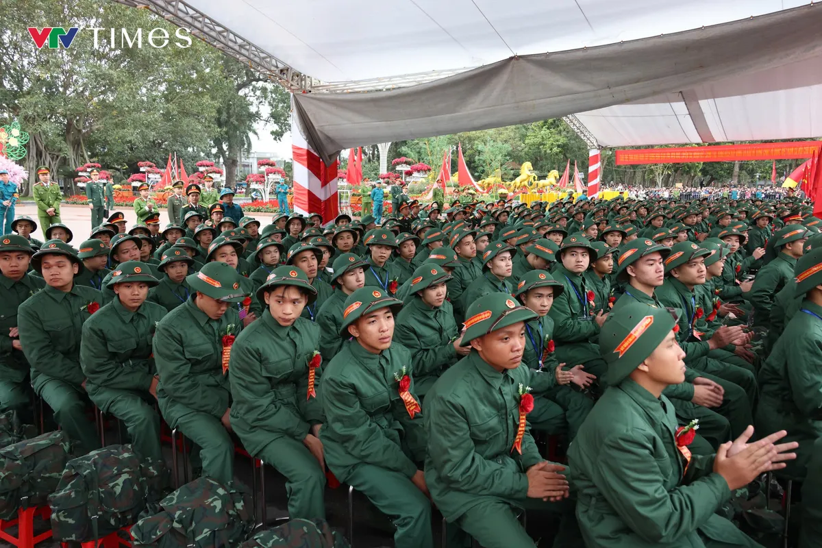 Ninh B&igrave;nh: Tưng bừng Ng&agrave;y hội t&ograve;ng qu&acirc;n, hơn 6.000 thanh ni&ecirc;n n&ocirc; nức l&ecirc;n đường nhập ngũ - Ảnh 1.