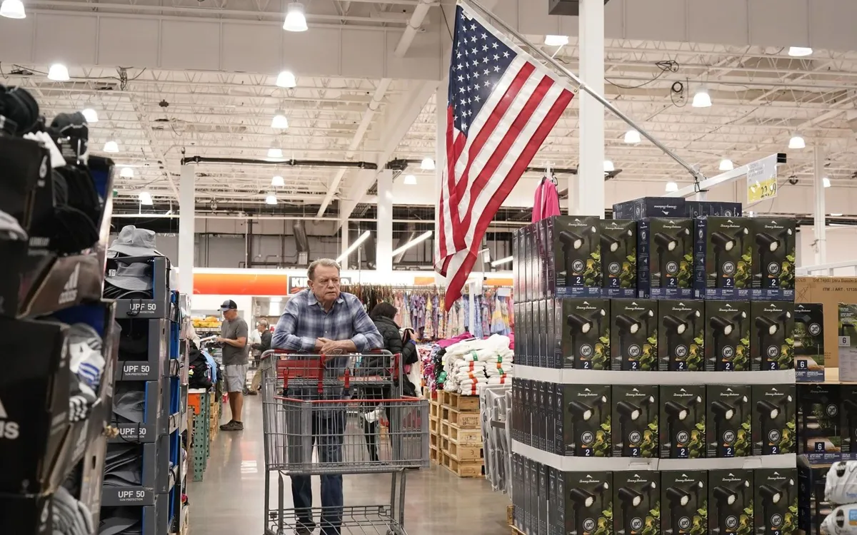 Người tiêu dùng chọn mua hàng tại siêu thị ở California, Mỹ. Ảnh tư liệu: THX/TTXVN