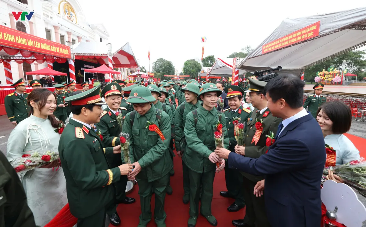 Ninh B&igrave;nh: Tưng bừng Ng&agrave;y hội t&ograve;ng qu&acirc;n, hơn 6.000 thanh ni&ecirc;n n&ocirc; nức l&ecirc;n đường nhập ngũ - Ảnh 4.