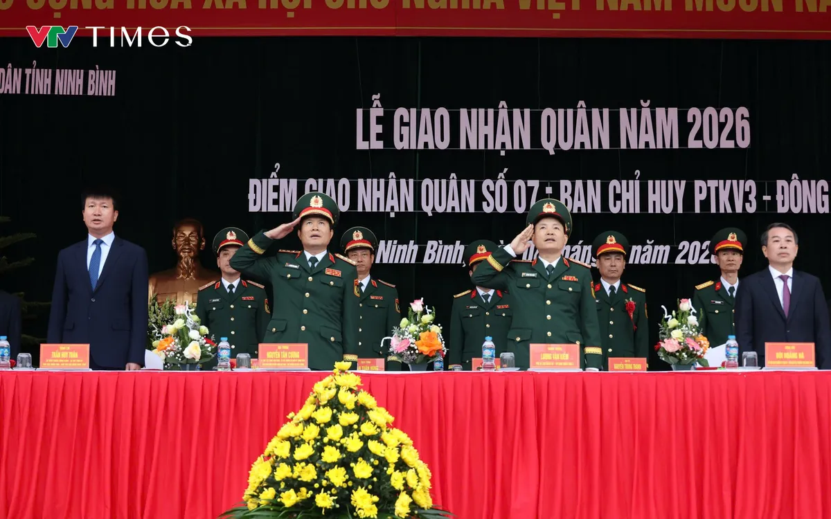 Đại tướng Nguyễn Tân Cương và các đại biểu dự lễ giao nhận quân tại Điểm giao nhận quân số 7, tỉnh Ninh Bình.