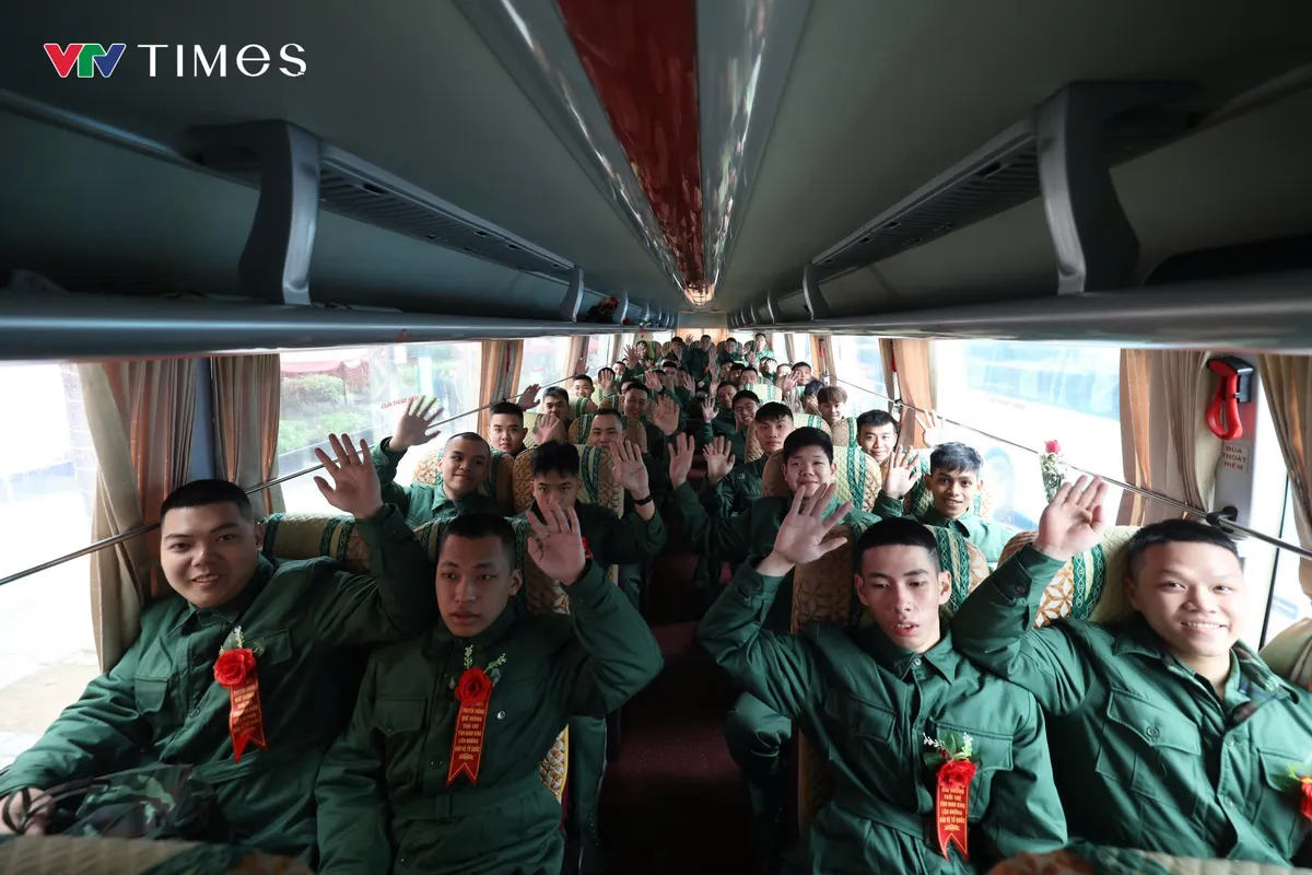 Ninh B&igrave;nh: Tưng bừng Ng&agrave;y hội t&ograve;ng qu&acirc;n, hơn 6.000 thanh ni&ecirc;n n&ocirc; nức l&ecirc;n đường nhập ngũ - Ảnh 9.