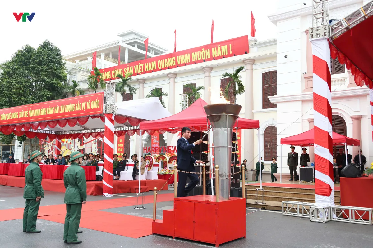 Ninh B&igrave;nh: Tưng bừng Ng&agrave;y hội t&ograve;ng qu&acirc;n, hơn 6.000 thanh ni&ecirc;n n&ocirc; nức l&ecirc;n đường nhập ngũ - Ảnh 3.