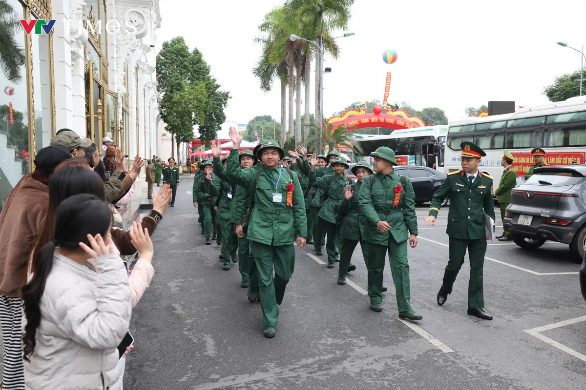 Ninh B&igrave;nh: Tưng bừng Ng&agrave;y hội t&ograve;ng qu&acirc;n, hơn 6.000 thanh ni&ecirc;n n&ocirc; nức l&ecirc;n đường nhập ngũ - Ảnh 7.