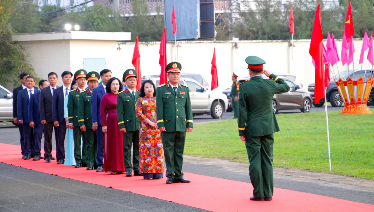 Tuy H&ograve;a rộn r&agrave;ng trống hội t&ograve;ng qu&acirc;n - Ảnh 1.