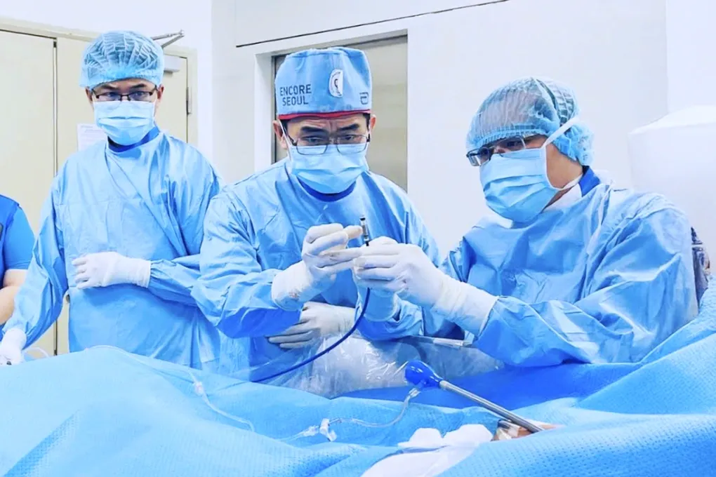 Cụ b&agrave; 99 tuổi tho&aacute;t nguy kịch nhờ cấy m&aacute;y tạo nhịp kh&ocirc;ng d&acirc;y sau cơn rối loạn nhịp tim nguy hiểm- Ảnh 1.