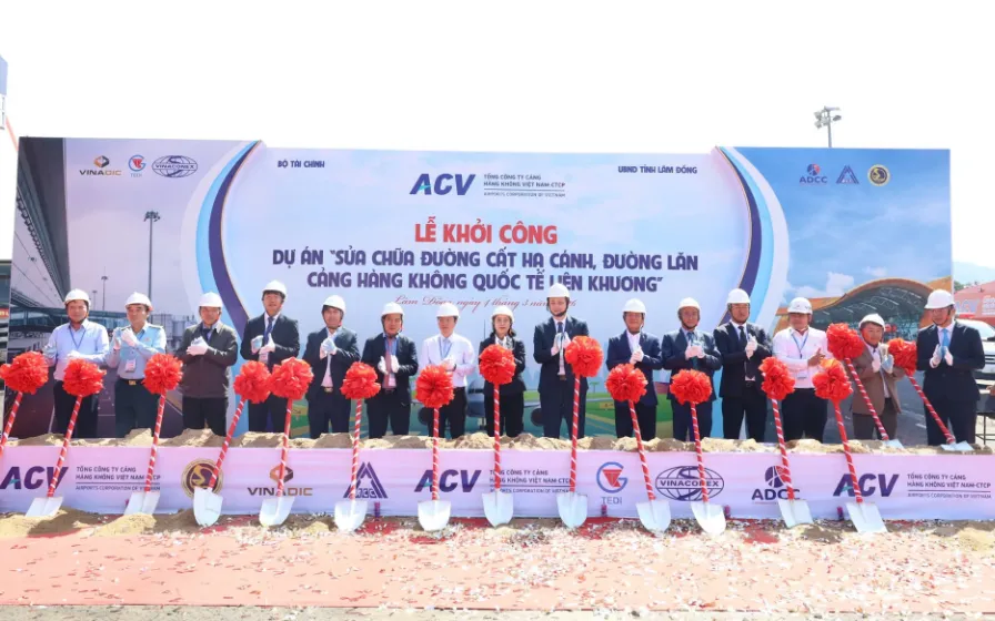 Các đại biểu tham dự thực hiện nghi thức động thổ, khởi công công trình. Ảnh: ACV